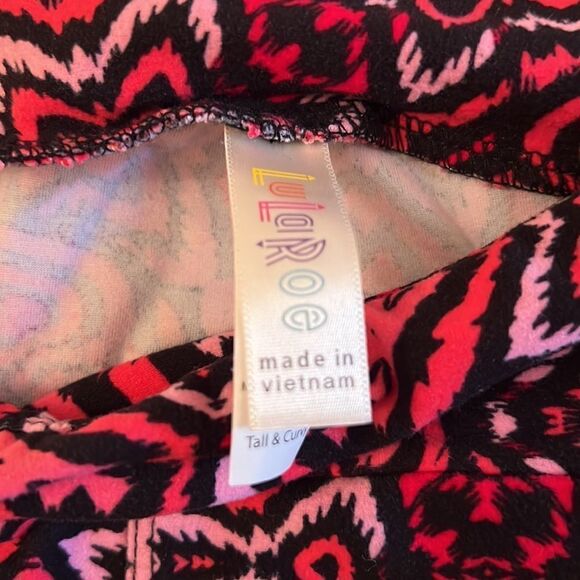 Ladies LulaRoe Tall & Curvy Valentine leggings. - Picture 4 of 6